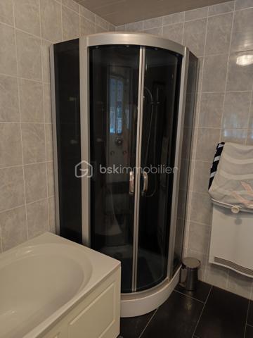 Découvrez cette jolie maison anti-sismique, un véritable bijou d’espace et de confort. Avec ses grands volumes, elle offre un cadre de vie idyllique pour ceux qui recherchent à la fois modernité et sérénité.

Le cœur de la maison, un vaste salon/salle à manger de 75 m², baigne de lumière grâce à trois grandes baies vitrées. Imaginez-vous, les matinées ensoleillées s’étendant sur votre terrasse, où chaque coin vous invite à la détente et à la convivialité. La cuisine ouverte crée un espace de vie chaleureux, parfait pour recevoir vos proches autour de moments inoubliables.

Au rez-de-chaussée, une salle de bain avec fenêtre apporte une touche fonctionnelle et agréable. À l’étage, l’espace nuit dispose de 4 à 5 chambres, offrant ainsi de nombreuses options pour accueillir famille et amis. Parmi elles, une suite avec douche pour plus d’intimité, complétée par une salle d’eau supplémentaire et un WC.

À l’extérieur, deux terrasses vous permettent de profiter des paysages : l’une à l’avant pour admirer les couchers de soleil et l’autre à l’arrière, parfaite pour des soirées paisibles. Vous apprécierez également les volets roulants électriques et la cheminée à l’âtre, qui ajoutent une touche de confort moderne et de charme.

Avec trois places de parking, vous n’aurez jamais à vous soucier du stationnement. De plus, ce havre de paix est idéalement situé à seulement 400 mètres des plages, vous permettant de savourer la mer dès que l’envie vous en prend.

Cette maison est bien plus qu’un simple bien immobilier, c’est un lieu où la vie s’épanouit. N’attendez plus pour faire de ce rêve une réalité !

Bien vendu avec son mobilier.