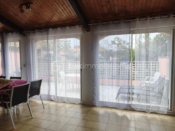 Découvrez cette jolie maison anti-sismique, un véritable bijou d’espace et de confort. Avec ses grands volumes, elle offre un cadre de vie idyllique pour ceux qui recherchent à la fois modernité et sérénité.

Le cœur de la maison, un vaste salon/salle à manger de 75 m², baigne de lumière grâce à trois grandes baies vitrées. Imaginez-vous, les matinées ensoleillées s’étendant sur votre terrasse, où chaque coin vous invite à la détente et à la convivialité. La cuisine ouverte crée un espace de vie chaleureux, parfait pour recevoir vos proches autour de moments inoubliables.

Au rez-de-chaussée, une salle de bain avec fenêtre apporte une touche fonctionnelle et agréable. À l’étage, l’espace nuit dispose de 4 à 5 chambres, offrant ainsi de nombreuses options pour accueillir famille et amis. Parmi elles, une suite avec douche pour plus d’intimité, complétée par une salle d’eau supplémentaire et un WC.

À l’extérieur, deux terrasses vous permettent de profiter des paysages : l’une à l’avant pour admirer les couchers de soleil et l’autre à l’arrière, parfaite pour des soirées paisibles. Vous apprécierez également les volets roulants électriques et la cheminée à l’âtre, qui ajoutent une touche de confort moderne et de charme.

Avec trois places de parking, vous n’aurez jamais à vous soucier du stationnement. De plus, ce havre de paix est idéalement situé à seulement 400 mètres des plages, vous permettant de savourer la mer dès que l’envie vous en prend.

Cette maison est bien plus qu’un simple bien immobilier, c’est un lieu où la vie s’épanouit. N’attendez plus pour faire de ce rêve une réalité !

Bien vendu avec son mobilier.