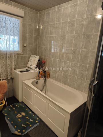 Découvrez cette jolie maison anti-sismique, un véritable bijou d’espace et de confort. Avec ses grands volumes, elle offre un cadre de vie idyllique pour ceux qui recherchent à la fois modernité et sérénité.

Le cœur de la maison, un vaste salon/salle à manger de 75 m², baigne de lumière grâce à trois grandes baies vitrées. Imaginez-vous, les matinées ensoleillées s’étendant sur votre terrasse, où chaque coin vous invite à la détente et à la convivialité. La cuisine ouverte crée un espace de vie chaleureux, parfait pour recevoir vos proches autour de moments inoubliables.

Au rez-de-chaussée, une salle de bain avec fenêtre apporte une touche fonctionnelle et agréable. À l’étage, l’espace nuit dispose de 4 à 5 chambres, offrant ainsi de nombreuses options pour accueillir famille et amis. Parmi elles, une suite avec douche pour plus d’intimité, complétée par une salle d’eau supplémentaire et un WC.

À l’extérieur, deux terrasses vous permettent de profiter des paysages : l’une à l’avant pour admirer les couchers de soleil et l’autre à l’arrière, parfaite pour des soirées paisibles. Vous apprécierez également les volets roulants électriques et la cheminée à l’âtre, qui ajoutent une touche de confort moderne et de charme.

Avec trois places de parking, vous n’aurez jamais à vous soucier du stationnement. De plus, ce havre de paix est idéalement situé à seulement 400 mètres des plages, vous permettant de savourer la mer dès que l’envie vous en prend.

Cette maison est bien plus qu’un simple bien immobilier, c’est un lieu où la vie s’épanouit. N’attendez plus pour faire de ce rêve une réalité !

Bien vendu avec son mobilier.