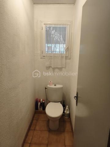 Découvrez cette jolie maison anti-sismique, un véritable bijou d’espace et de confort. Avec ses grands volumes, elle offre un cadre de vie idyllique pour ceux qui recherchent à la fois modernité et sérénité.

Le cœur de la maison, un vaste salon/salle à manger de 75 m², baigne de lumière grâce à trois grandes baies vitrées. Imaginez-vous, les matinées ensoleillées s’étendant sur votre terrasse, où chaque coin vous invite à la détente et à la convivialité. La cuisine ouverte crée un espace de vie chaleureux, parfait pour recevoir vos proches autour de moments inoubliables.

Au rez-de-chaussée, une salle de bain avec fenêtre apporte une touche fonctionnelle et agréable. À l’étage, l’espace nuit dispose de 4 à 5 chambres, offrant ainsi de nombreuses options pour accueillir famille et amis. Parmi elles, une suite avec douche pour plus d’intimité, complétée par une salle d’eau supplémentaire et un WC.

À l’extérieur, deux terrasses vous permettent de profiter des paysages : l’une à l’avant pour admirer les couchers de soleil et l’autre à l’arrière, parfaite pour des soirées paisibles. Vous apprécierez également les volets roulants électriques et la cheminée à l’âtre, qui ajoutent une touche de confort moderne et de charme.

Avec trois places de parking, vous n’aurez jamais à vous soucier du stationnement. De plus, ce havre de paix est idéalement situé à seulement 400 mètres des plages, vous permettant de savourer la mer dès que l’envie vous en prend.

Cette maison est bien plus qu’un simple bien immobilier, c’est un lieu où la vie s’épanouit. N’attendez plus pour faire de ce rêve une réalité !

Bien vendu avec son mobilier.