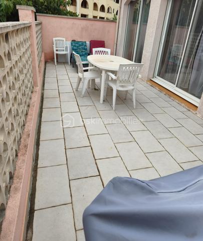 Découvrez cette jolie maison anti-sismique, un véritable bijou d’espace et de confort. Avec ses grands volumes, elle offre un cadre de vie idyllique pour ceux qui recherchent à la fois modernité et sérénité.

Le cœur de la maison, un vaste salon/salle à manger de 75 m², baigne de lumière grâce à trois grandes baies vitrées. Imaginez-vous, les matinées ensoleillées s’étendant sur votre terrasse, où chaque coin vous invite à la détente et à la convivialité. La cuisine ouverte crée un espace de vie chaleureux, parfait pour recevoir vos proches autour de moments inoubliables.

Au rez-de-chaussée, une salle de bain avec fenêtre apporte une touche fonctionnelle et agréable. À l’étage, l’espace nuit dispose de 4 à 5 chambres, offrant ainsi de nombreuses options pour accueillir famille et amis. Parmi elles, une suite avec douche pour plus d’intimité, complétée par une salle d’eau supplémentaire et un WC.

À l’extérieur, deux terrasses vous permettent de profiter des paysages : l’une à l’avant pour admirer les couchers de soleil et l’autre à l’arrière, parfaite pour des soirées paisibles. Vous apprécierez également les volets roulants électriques et la cheminée à l’âtre, qui ajoutent une touche de confort moderne et de charme.

Avec trois places de parking, vous n’aurez jamais à vous soucier du stationnement. De plus, ce havre de paix est idéalement situé à seulement 400 mètres des plages, vous permettant de savourer la mer dès que l’envie vous en prend.

Cette maison est bien plus qu’un simple bien immobilier, c’est un lieu où la vie s’épanouit. N’attendez plus pour faire de ce rêve une réalité !

Bien vendu avec son mobilier.