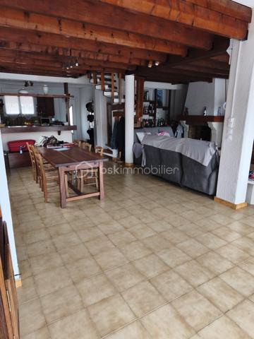 Découvrez cette jolie maison anti-sismique, un véritable bijou d’espace et de confort. Avec ses grands volumes, elle offre un cadre de vie idyllique pour ceux qui recherchent à la fois modernité et sérénité.

Le cœur de la maison, un vaste salon/salle à manger de 75 m², baigne de lumière grâce à trois grandes baies vitrées. Imaginez-vous, les matinées ensoleillées s’étendant sur votre terrasse, où chaque coin vous invite à la détente et à la convivialité. La cuisine ouverte crée un espace de vie chaleureux, parfait pour recevoir vos proches autour de moments inoubliables.

Au rez-de-chaussée, une salle de bain avec fenêtre apporte une touche fonctionnelle et agréable. À l’étage, l’espace nuit dispose de 4 à 5 chambres, offrant ainsi de nombreuses options pour accueillir famille et amis. Parmi elles, une suite avec douche pour plus d’intimité, complétée par une salle d’eau supplémentaire et un WC.

À l’extérieur, deux terrasses vous permettent de profiter des paysages : l’une à l’avant pour admirer les couchers de soleil et l’autre à l’arrière, parfaite pour des soirées paisibles. Vous apprécierez également les volets roulants électriques et la cheminée à l’âtre, qui ajoutent une touche de confort moderne et de charme.

Avec trois places de parking, vous n’aurez jamais à vous soucier du stationnement. De plus, ce havre de paix est idéalement situé à seulement 400 mètres des plages, vous permettant de savourer la mer dès que l’envie vous en prend.

Cette maison est bien plus qu’un simple bien immobilier, c’est un lieu où la vie s’épanouit. N’attendez plus pour faire de ce rêve une réalité !

Bien vendu avec son mobilier.