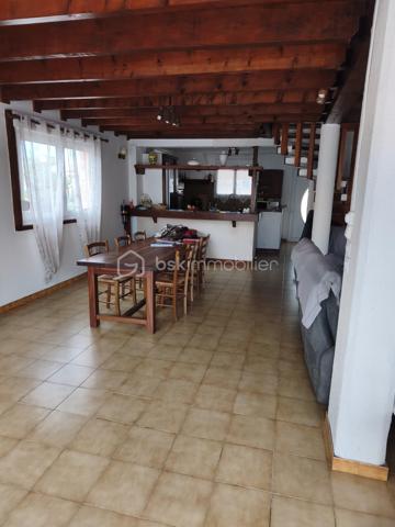 Découvrez cette jolie maison anti-sismique, un véritable bijou d’espace et de confort. Avec ses grands volumes, elle offre un cadre de vie idyllique pour ceux qui recherchent à la fois modernité et sérénité.

Le cœur de la maison, un vaste salon/salle à manger de 75 m², baigne de lumière grâce à trois grandes baies vitrées. Imaginez-vous, les matinées ensoleillées s’étendant sur votre terrasse, où chaque coin vous invite à la détente et à la convivialité. La cuisine ouverte crée un espace de vie chaleureux, parfait pour recevoir vos proches autour de moments inoubliables.

Au rez-de-chaussée, une salle de bain avec fenêtre apporte une touche fonctionnelle et agréable. À l’étage, l’espace nuit dispose de 4 à 5 chambres, offrant ainsi de nombreuses options pour accueillir famille et amis. Parmi elles, une suite avec douche pour plus d’intimité, complétée par une salle d’eau supplémentaire et un WC.

À l’extérieur, deux terrasses vous permettent de profiter des paysages : l’une à l’avant pour admirer les couchers de soleil et l’autre à l’arrière, parfaite pour des soirées paisibles. Vous apprécierez également les volets roulants électriques et la cheminée à l’âtre, qui ajoutent une touche de confort moderne et de charme.

Avec trois places de parking, vous n’aurez jamais à vous soucier du stationnement. De plus, ce havre de paix est idéalement situé à seulement 400 mètres des plages, vous permettant de savourer la mer dès que l’envie vous en prend.

Cette maison est bien plus qu’un simple bien immobilier, c’est un lieu où la vie s’épanouit. N’attendez plus pour faire de ce rêve une réalité !

Bien vendu avec son mobilier.