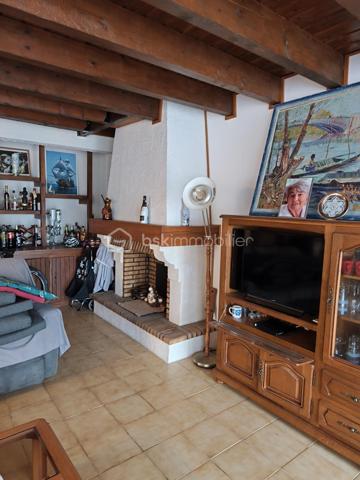 Découvrez cette jolie maison anti-sismique, un véritable bijou d’espace et de confort. Avec ses grands volumes, elle offre un cadre de vie idyllique pour ceux qui recherchent à la fois modernité et sérénité.

Le cœur de la maison, un vaste salon/salle à manger de 75 m², baigne de lumière grâce à trois grandes baies vitrées. Imaginez-vous, les matinées ensoleillées s’étendant sur votre terrasse, où chaque coin vous invite à la détente et à la convivialité. La cuisine ouverte crée un espace de vie chaleureux, parfait pour recevoir vos proches autour de moments inoubliables.

Au rez-de-chaussée, une salle de bain avec fenêtre apporte une touche fonctionnelle et agréable. À l’étage, l’espace nuit dispose de 4 à 5 chambres, offrant ainsi de nombreuses options pour accueillir famille et amis. Parmi elles, une suite avec douche pour plus d’intimité, complétée par une salle d’eau supplémentaire et un WC.

À l’extérieur, deux terrasses vous permettent de profiter des paysages : l’une à l’avant pour admirer les couchers de soleil et l’autre à l’arrière, parfaite pour des soirées paisibles. Vous apprécierez également les volets roulants électriques et la cheminée à l’âtre, qui ajoutent une touche de confort moderne et de charme.

Avec trois places de parking, vous n’aurez jamais à vous soucier du stationnement. De plus, ce havre de paix est idéalement situé à seulement 400 mètres des plages, vous permettant de savourer la mer dès que l’envie vous en prend.

Cette maison est bien plus qu’un simple bien immobilier, c’est un lieu où la vie s’épanouit. N’attendez plus pour faire de ce rêve une réalité !

Bien vendu avec son mobilier.