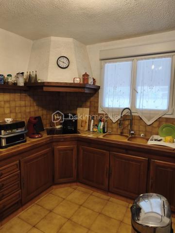 Découvrez cette jolie maison anti-sismique, un véritable bijou d’espace et de confort. Avec ses grands volumes, elle offre un cadre de vie idyllique pour ceux qui recherchent à la fois modernité et sérénité.

Le cœur de la maison, un vaste salon/salle à manger de 75 m², baigne de lumière grâce à trois grandes baies vitrées. Imaginez-vous, les matinées ensoleillées s’étendant sur votre terrasse, où chaque coin vous invite à la détente et à la convivialité. La cuisine ouverte crée un espace de vie chaleureux, parfait pour recevoir vos proches autour de moments inoubliables.

Au rez-de-chaussée, une salle de bain avec fenêtre apporte une touche fonctionnelle et agréable. À l’étage, l’espace nuit dispose de 4 à 5 chambres, offrant ainsi de nombreuses options pour accueillir famille et amis. Parmi elles, une suite avec douche pour plus d’intimité, complétée par une salle d’eau supplémentaire et un WC.

À l’extérieur, deux terrasses vous permettent de profiter des paysages : l’une à l’avant pour admirer les couchers de soleil et l’autre à l’arrière, parfaite pour des soirées paisibles. Vous apprécierez également les volets roulants électriques et la cheminée à l’âtre, qui ajoutent une touche de confort moderne et de charme.

Avec trois places de parking, vous n’aurez jamais à vous soucier du stationnement. De plus, ce havre de paix est idéalement situé à seulement 400 mètres des plages, vous permettant de savourer la mer dès que l’envie vous en prend.

Cette maison est bien plus qu’un simple bien immobilier, c’est un lieu où la vie s’épanouit. N’attendez plus pour faire de ce rêve une réalité !

Bien vendu avec son mobilier.