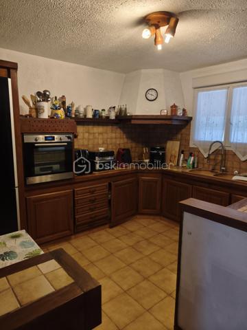 Découvrez cette jolie maison anti-sismique, un véritable bijou d’espace et de confort. Avec ses grands volumes, elle offre un cadre de vie idyllique pour ceux qui recherchent à la fois modernité et sérénité.

Le cœur de la maison, un vaste salon/salle à manger de 75 m², baigne de lumière grâce à trois grandes baies vitrées. Imaginez-vous, les matinées ensoleillées s’étendant sur votre terrasse, où chaque coin vous invite à la détente et à la convivialité. La cuisine ouverte crée un espace de vie chaleureux, parfait pour recevoir vos proches autour de moments inoubliables.

Au rez-de-chaussée, une salle de bain avec fenêtre apporte une touche fonctionnelle et agréable. À l’étage, l’espace nuit dispose de 4 à 5 chambres, offrant ainsi de nombreuses options pour accueillir famille et amis. Parmi elles, une suite avec douche pour plus d’intimité, complétée par une salle d’eau supplémentaire et un WC.

À l’extérieur, deux terrasses vous permettent de profiter des paysages : l’une à l’avant pour admirer les couchers de soleil et l’autre à l’arrière, parfaite pour des soirées paisibles. Vous apprécierez également les volets roulants électriques et la cheminée à l’âtre, qui ajoutent une touche de confort moderne et de charme.

Avec trois places de parking, vous n’aurez jamais à vous soucier du stationnement. De plus, ce havre de paix est idéalement situé à seulement 400 mètres des plages, vous permettant de savourer la mer dès que l’envie vous en prend.

Cette maison est bien plus qu’un simple bien immobilier, c’est un lieu où la vie s’épanouit. N’attendez plus pour faire de ce rêve une réalité !

Bien vendu avec son mobilier.