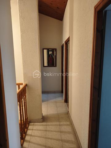 Découvrez cette jolie maison anti-sismique, un véritable bijou d’espace et de confort. Avec ses grands volumes, elle offre un cadre de vie idyllique pour ceux qui recherchent à la fois modernité et sérénité.

Le cœur de la maison, un vaste salon/salle à manger de 75 m², baigne de lumière grâce à trois grandes baies vitrées. Imaginez-vous, les matinées ensoleillées s’étendant sur votre terrasse, où chaque coin vous invite à la détente et à la convivialité. La cuisine ouverte crée un espace de vie chaleureux, parfait pour recevoir vos proches autour de moments inoubliables.

Au rez-de-chaussée, une salle de bain avec fenêtre apporte une touche fonctionnelle et agréable. À l’étage, l’espace nuit dispose de 4 à 5 chambres, offrant ainsi de nombreuses options pour accueillir famille et amis. Parmi elles, une suite avec douche pour plus d’intimité, complétée par une salle d’eau supplémentaire et un WC.

À l’extérieur, deux terrasses vous permettent de profiter des paysages : l’une à l’avant pour admirer les couchers de soleil et l’autre à l’arrière, parfaite pour des soirées paisibles. Vous apprécierez également les volets roulants électriques et la cheminée à l’âtre, qui ajoutent une touche de confort moderne et de charme.

Avec trois places de parking, vous n’aurez jamais à vous soucier du stationnement. De plus, ce havre de paix est idéalement situé à seulement 400 mètres des plages, vous permettant de savourer la mer dès que l’envie vous en prend.

Cette maison est bien plus qu’un simple bien immobilier, c’est un lieu où la vie s’épanouit. N’attendez plus pour faire de ce rêve une réalité !

Bien vendu avec son mobilier.