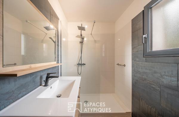 Villa contemporaine rénovée avec piscine balinaise
