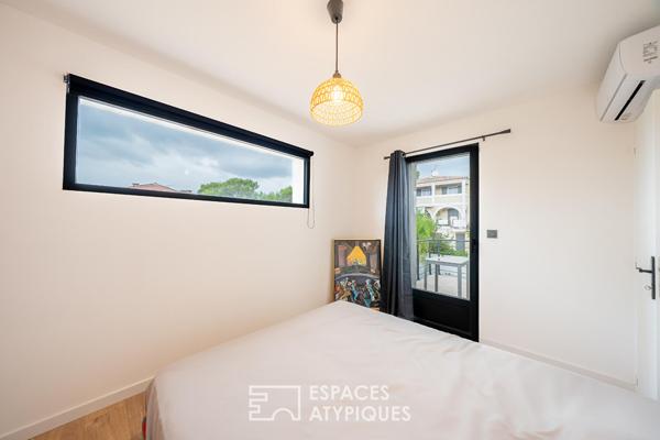 Villa contemporaine rénovée avec piscine balinaise