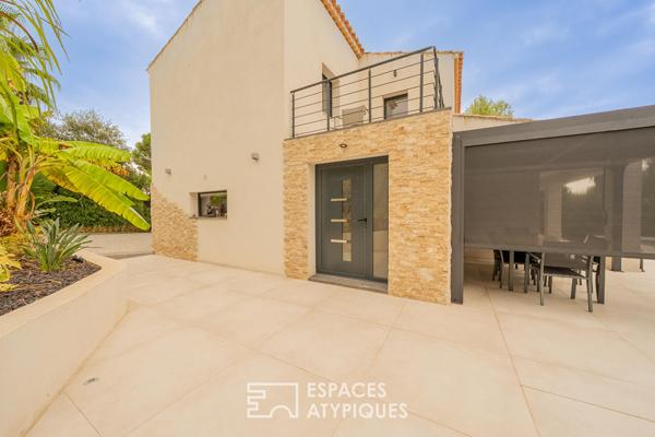 Villa contemporaine rénovée avec piscine balinaise