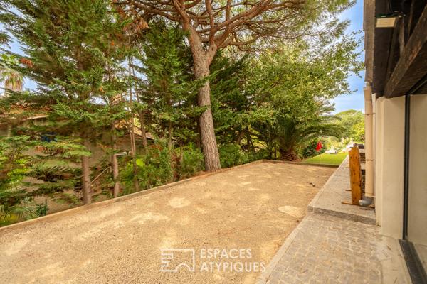 Villa contemporaine rénovée avec piscine balinaise