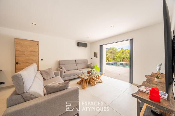 Villa contemporaine rénovée avec piscine balinaise