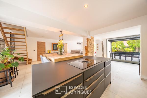 Villa contemporaine rénovée avec piscine balinaise