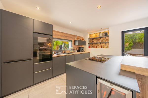 Villa contemporaine rénovée avec piscine balinaise