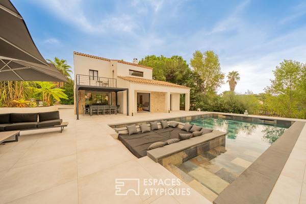 Villa contemporaine rénovée avec piscine balinaise