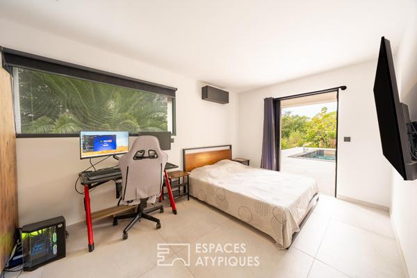 Villa contemporaine rénovée avec piscine balinaise