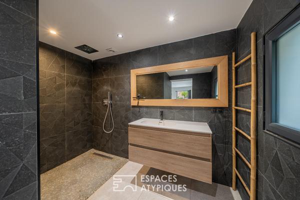 Villa contemporaine rénovée avec piscine balinaise