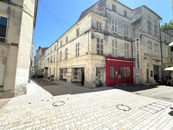 Immeuble mixte – 4 logements et commerce – Hyper-centre de Saintes