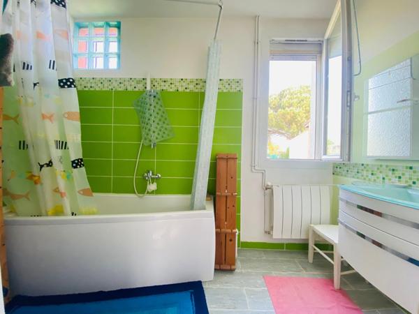 CENON – Maison rénovée 122 m² – Parcelle 813 m² – 4 chambres – Jardin, potager – Dépendance – Cave – Garage – Hammam