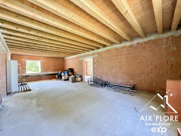 Grange de 592 m² sur parcelle de 889 m²