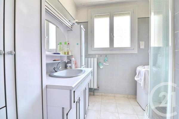Appartement F3 à vendre  3 pièces - 61,33 m 2   ST RAPHAEL  - 83