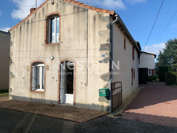 Ensemble de deux maisons dans le centre de Moncoutant Sur Sèvre 9 pièce(s)