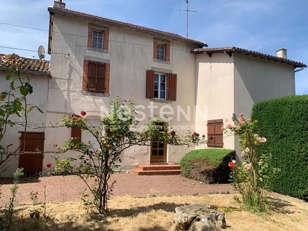 Ensemble de deux maisons dans le centre de Moncoutant Sur Sèvre 9 pièce(s)