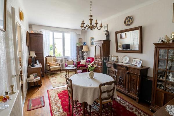 Découvrez cette charmante maison de 88 m2 habitables située à Houilles, proche des transports, offrant une organisation fonctionnelle. Vous serez séduit par les possibilités qu'elle offre.
Au RDC surélevé : 1 séjour double, 1 cuisine séparée, 1 chambre
Au 1er étage : 1 chambre, 1 salle de bain
Un sous sol total complète ce bien ainsi qu'un jardinet. Travaux à prévoir.
A visiter pour en apprécier le potentiel, contactez moi pour plus de détails et programmer une visite !
