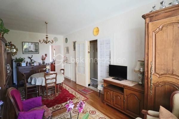 Découvrez cette charmante maison de 88 m2 habitables située à Houilles, proche des transports, offrant une organisation fonctionnelle. Vous serez séduit par les possibilités qu'elle offre.
Au RDC surélevé : 1 séjour double, 1 cuisine séparée, 1 chambre
Au 1er étage : 1 chambre, 1 salle de bain
Un sous sol total complète ce bien ainsi qu'un jardinet. Travaux à prévoir.
A visiter pour en apprécier le potentiel, contactez moi pour plus de détails et programmer une visite !