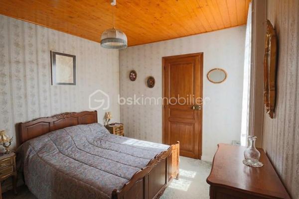 Découvrez cette charmante maison de 88 m2 habitables située à Houilles, proche des transports, offrant une organisation fonctionnelle. Vous serez séduit par les possibilités qu'elle offre.
Au RDC surélevé : 1 séjour double, 1 cuisine séparée, 1 chambre
Au 1er étage : 1 chambre, 1 salle de bain
Un sous sol total complète ce bien ainsi qu'un jardinet. Travaux à prévoir.
A visiter pour en apprécier le potentiel, contactez moi pour plus de détails et programmer une visite !