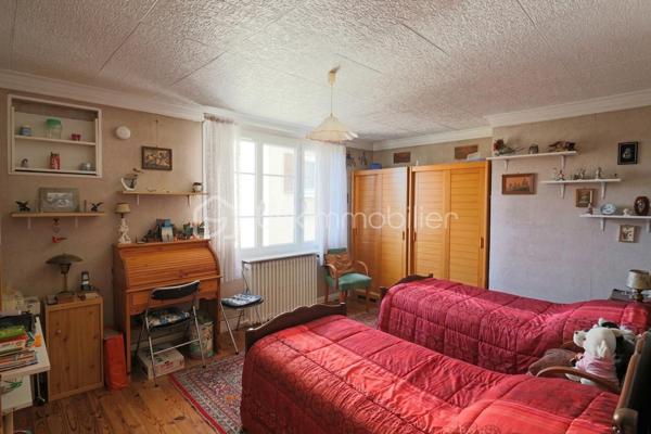 Découvrez cette charmante maison de 88 m2 habitables située à Houilles, proche des transports, offrant une organisation fonctionnelle. Vous serez séduit par les possibilités qu'elle offre.
Au RDC surélevé : 1 séjour double, 1 cuisine séparée, 1 chambre
Au 1er étage : 1 chambre, 1 salle de bain
Un sous sol total complète ce bien ainsi qu'un jardinet. Travaux à prévoir.
A visiter pour en apprécier le potentiel, contactez moi pour plus de détails et programmer une visite !