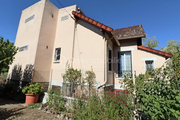 Découvrez cette charmante maison de 88 m2 habitables située à Houilles, proche des transports, offrant une organisation fonctionnelle. Vous serez séduit par les possibilités qu'elle offre.
Au RDC surélevé : 1 séjour double, 1 cuisine séparée, 1 chambre
Au 1er étage : 1 chambre, 1 salle de bain
Un sous sol total complète ce bien ainsi qu'un jardinet. Travaux à prévoir.
A visiter pour en apprécier le potentiel, contactez moi pour plus de détails et programmer une visite !