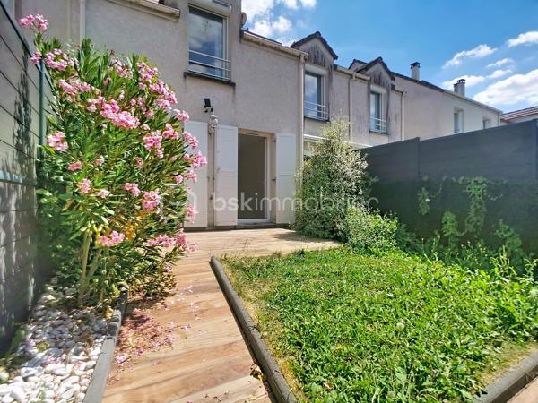 BSK immobilier - Hyun Jee FRADET vous propose une maison traversante (Est-Ouest) de 85 m²
Idéalement située dans le bourg de Serris, sur une parcelle de 117 m², à seulement 10 minutes à pied du RER sur 3 niveaux :

- Rez-de-chaussée : Entrée avec placard, WC indépendants, cuisine aménagée de 8 m² et séjour chaleureux de 21 m² agrémenté d'une cheminée.
- 1er étage : Un palier dessert deux chambres lumineuses (11,7 m² et 13,8 m²) ainsi qu'une salle de bains avec WC (5,6 m²).
- 2e étage : Suite parentale de 11 m² disposant de sa propre salle d'eau et d'un espace dressing.

Extérieurs et annexes :
Jardin arboré de 46 m² à l'arrière avec terrasse récente, parfait pour profiter des beaux jours.
Jardinet de 7 m² sur l'avant.
Garage fermé de 13,7 m² + possibilité de stationner un second véhicule devant l'entrée.

Les + du bien :
Aucune charge de copropriété (maison individuelle).
Rafraîchissement récent : peintures du RDC et de la suite parentale refaites, cuisine et pièces d'eau remises au goût du jour, toiture nettoyée.
Un emplacement idéal au quotidien :
Écoles : Groupe scolaire Robert Doisneau à 5 min à pied.
Transports : Gare RER A VAl d'Europe à 10 min à pied.

* Taxe foncière 2025 : 1 113 €.
Une visite s’impose pour découvrir tout son potentiel et son charme !
* Pour vous accompagner au mieux, merci de munir d'une pièce d'identité. 
Un point sur le financement sera également effectué en amont de la visite. *