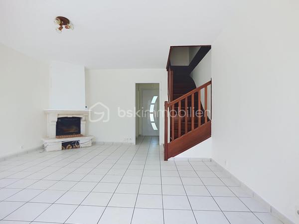 BSK immobilier - Hyun Jee FRADET vous propose une maison traversante (Est-Ouest) de 85 m²
Idéalement située dans le bourg de Serris, sur une parcelle de 117 m², à seulement 10 minutes à pied du RER sur 3 niveaux :

- Rez-de-chaussée : Entrée avec placard, WC indépendants, cuisine aménagée de 8 m² et séjour chaleureux de 21 m² agrémenté d'une cheminée.
- 1er étage : Un palier dessert deux chambres lumineuses (11,7 m² et 13,8 m²) ainsi qu'une salle de bains avec WC (5,6 m²).
- 2e étage : Suite parentale de 11 m² disposant de sa propre salle d'eau et d'un espace dressing.

Extérieurs et annexes :
Jardin arboré de 46 m² à l'arrière avec terrasse récente, parfait pour profiter des beaux jours.
Jardinet de 7 m² sur l'avant.
Garage fermé de 13,7 m² + possibilité de stationner un second véhicule devant l'entrée.

Les + du bien :
Aucune charge de copropriété (maison individuelle).
Rafraîchissement récent : peintures du RDC et de la suite parentale refaites, cuisine et pièces d'eau remises au goût du jour, toiture nettoyée.
Un emplacement idéal au quotidien :
Écoles : Groupe scolaire Robert Doisneau à 5 min à pied.
Transports : Gare RER A VAl d'Europe à 10 min à pied.

* Taxe foncière 2025 : 1 113 €.
Une visite s’impose pour découvrir tout son potentiel et son charme !
* Pour vous accompagner au mieux, merci de munir d'une pièce d'identité. 
Un point sur le financement sera également effectué en amont de la visite. *