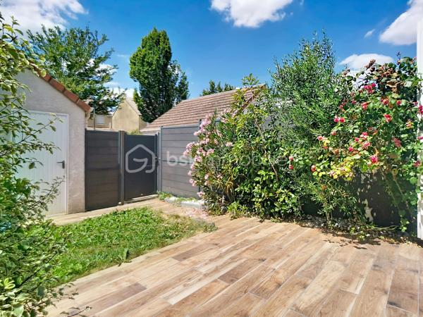 BSK immobilier - Hyun Jee FRADET vous propose une maison traversante (Est-Ouest) de 85 m²
Idéalement située dans le bourg de Serris, sur une parcelle de 117 m², à seulement 10 minutes à pied du RER sur 3 niveaux :

- Rez-de-chaussée : Entrée avec placard, WC indépendants, cuisine aménagée de 8 m² et séjour chaleureux de 21 m² agrémenté d'une cheminée.
- 1er étage : Un palier dessert deux chambres lumineuses (11,7 m² et 13,8 m²) ainsi qu'une salle de bains avec WC (5,6 m²).
- 2e étage : Suite parentale de 11 m² disposant de sa propre salle d'eau et d'un espace dressing.

Extérieurs et annexes :
Jardin arboré de 46 m² à l'arrière avec terrasse récente, parfait pour profiter des beaux jours.
Jardinet de 7 m² sur l'avant.
Garage fermé de 13,7 m² + possibilité de stationner un second véhicule devant l'entrée.

Les + du bien :
Aucune charge de copropriété (maison individuelle).
Rafraîchissement récent : peintures du RDC et de la suite parentale refaites, cuisine et pièces d'eau remises au goût du jour, toiture nettoyée.
Un emplacement idéal au quotidien :
Écoles : Groupe scolaire Robert Doisneau à 5 min à pied.
Transports : Gare RER A VAl d'Europe à 10 min à pied.

* Taxe foncière 2025 : 1 113 €.
Une visite s’impose pour découvrir tout son potentiel et son charme !
* Pour vous accompagner au mieux, merci de munir d'une pièce d'identité. 
Un point sur le financement sera également effectué en amont de la visite. *