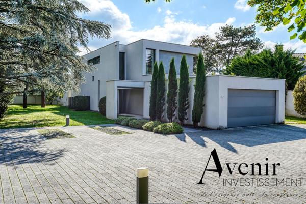 ECULLY - MAISON MEUBLEE - 320m2 - PISCINE - JARDIN - GARAGE Ecully