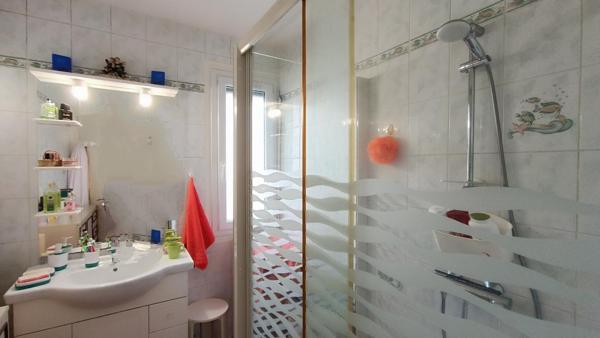 Charmante maison mitoyenne de 82 m2 sur sous sol complet avec 3 chambres