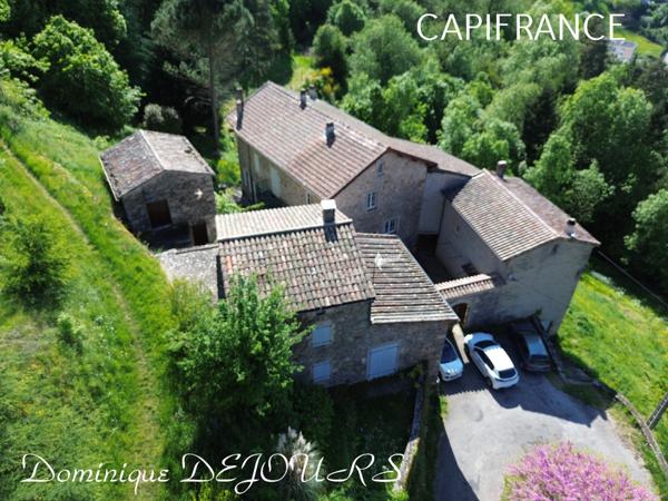 Tènement immobilier dans un écrin de verdure Maisons en pierres avec des dépendances à imaginer. Aucun vis-à-vis - Petit hameau.