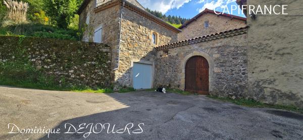 Tènement immobilier dans un écrin de verdure Maisons en pierres avec des dépendances à imaginer. Aucun vis-à-vis - Petit hameau.