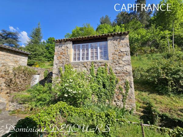 Tènement immobilier dans un écrin de verdure Maisons en pierres avec des dépendances à imaginer. Aucun vis-à-vis - Petit hameau.
