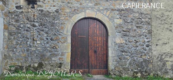 Tènement immobilier dans un écrin de verdure Maisons en pierres avec des dépendances à imaginer. Aucun vis-à-vis - Petit hameau.