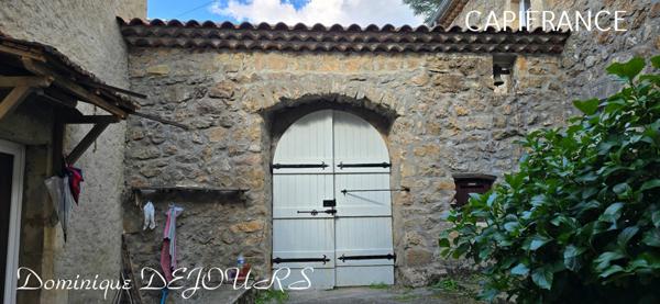 Tènement immobilier dans un écrin de verdure Maisons en pierres avec des dépendances à imaginer. Aucun vis-à-vis - Petit hameau.