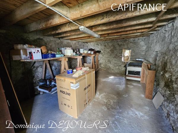 Tènement immobilier dans un écrin de verdure Maisons en pierres avec des dépendances à imaginer. Aucun vis-à-vis - Petit hameau.