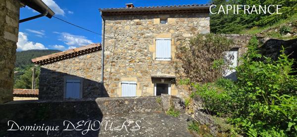 Tènement immobilier dans un écrin de verdure Maisons en pierres avec des dépendances à imaginer. Aucun vis-à-vis - Petit hameau.