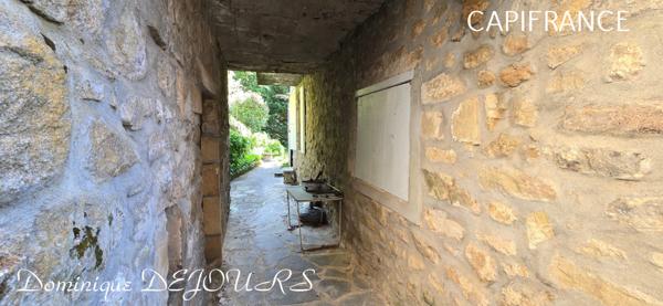 Tènement immobilier dans un écrin de verdure Maisons en pierres avec des dépendances à imaginer. Aucun vis-à-vis - Petit hameau.