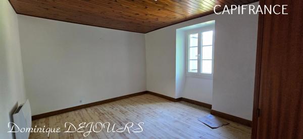 Tènement immobilier dans un écrin de verdure Maisons en pierres avec des dépendances à imaginer. Aucun vis-à-vis - Petit hameau.