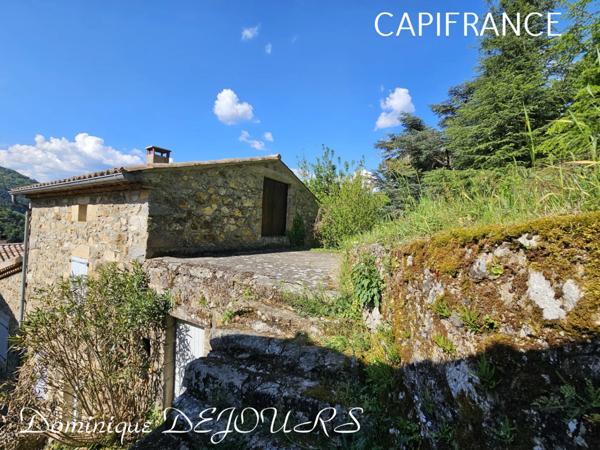Tènement immobilier dans un écrin de verdure Maisons en pierres avec des dépendances à imaginer. Aucun vis-à-vis - Petit hameau.