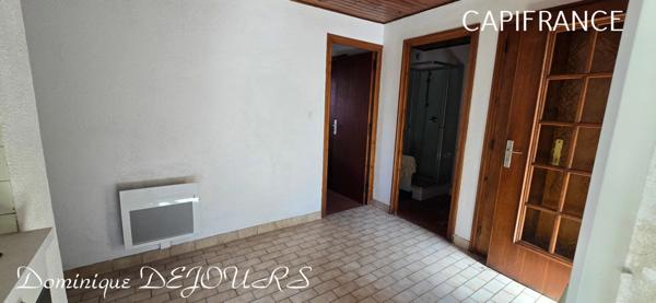 Tènement immobilier dans un écrin de verdure Maisons en pierres avec des dépendances à imaginer. Aucun vis-à-vis - Petit hameau.