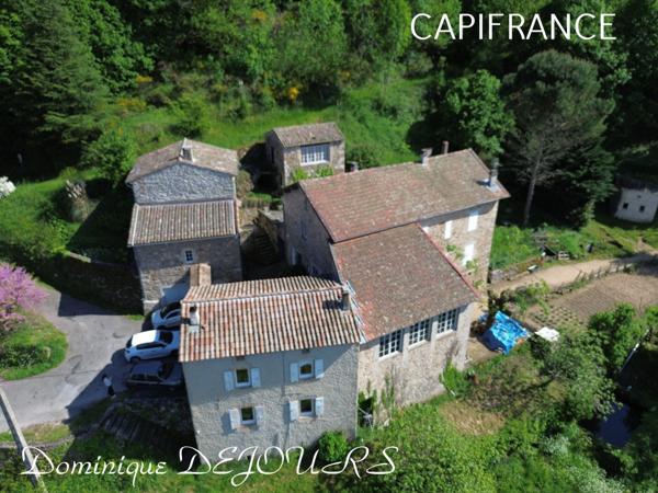 Tènement immobilier dans un écrin de verdure Maisons en pierres avec des dépendances à imaginer. Aucun vis-à-vis - Petit hameau.