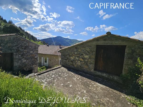 Tènement immobilier dans un écrin de verdure Maisons en pierres avec des dépendances à imaginer. Aucun vis-à-vis - Petit hameau.